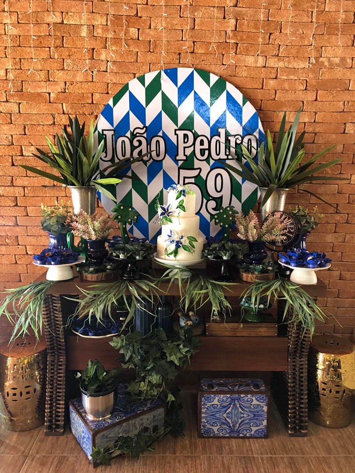 Decoração Temática de Viagem: Mapas Antigos, Malas Retrô e Elementos Globais - inspiração 1