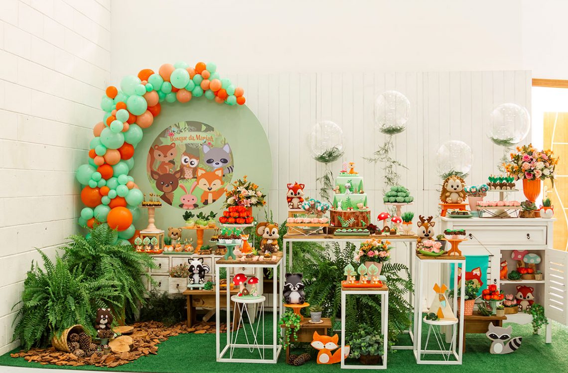 Iluminação: Luzes que imitam o sol entre as árvores - inspiração 1