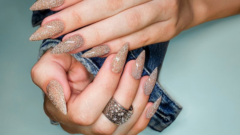 Brilho e Glamour: Glitter, Pedrarias e Efeitos Metálicos - inspiração 1