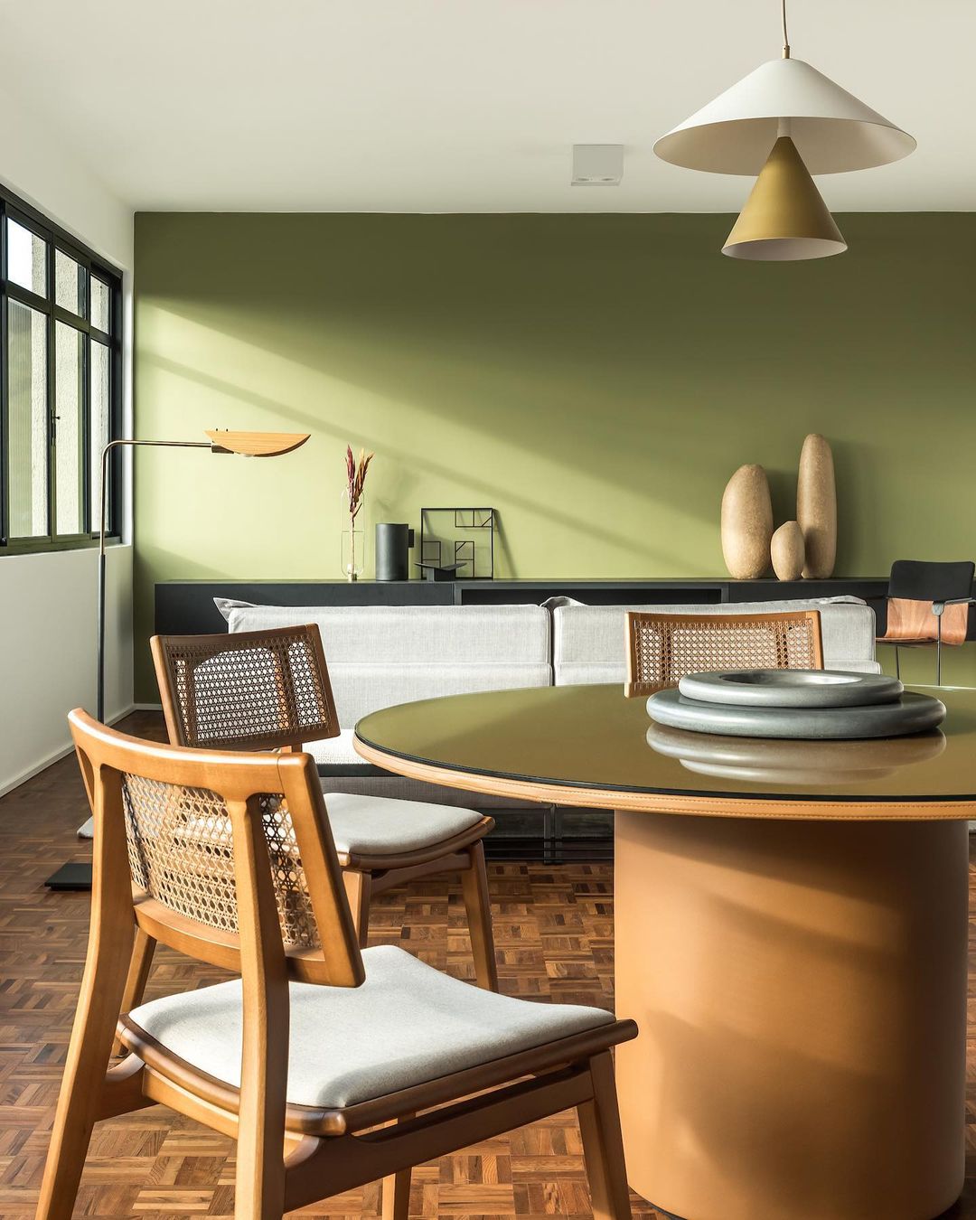 O Poder do Verde Oliva em Ambientes Pequenos: Ampliando Espaços - inspiração 1