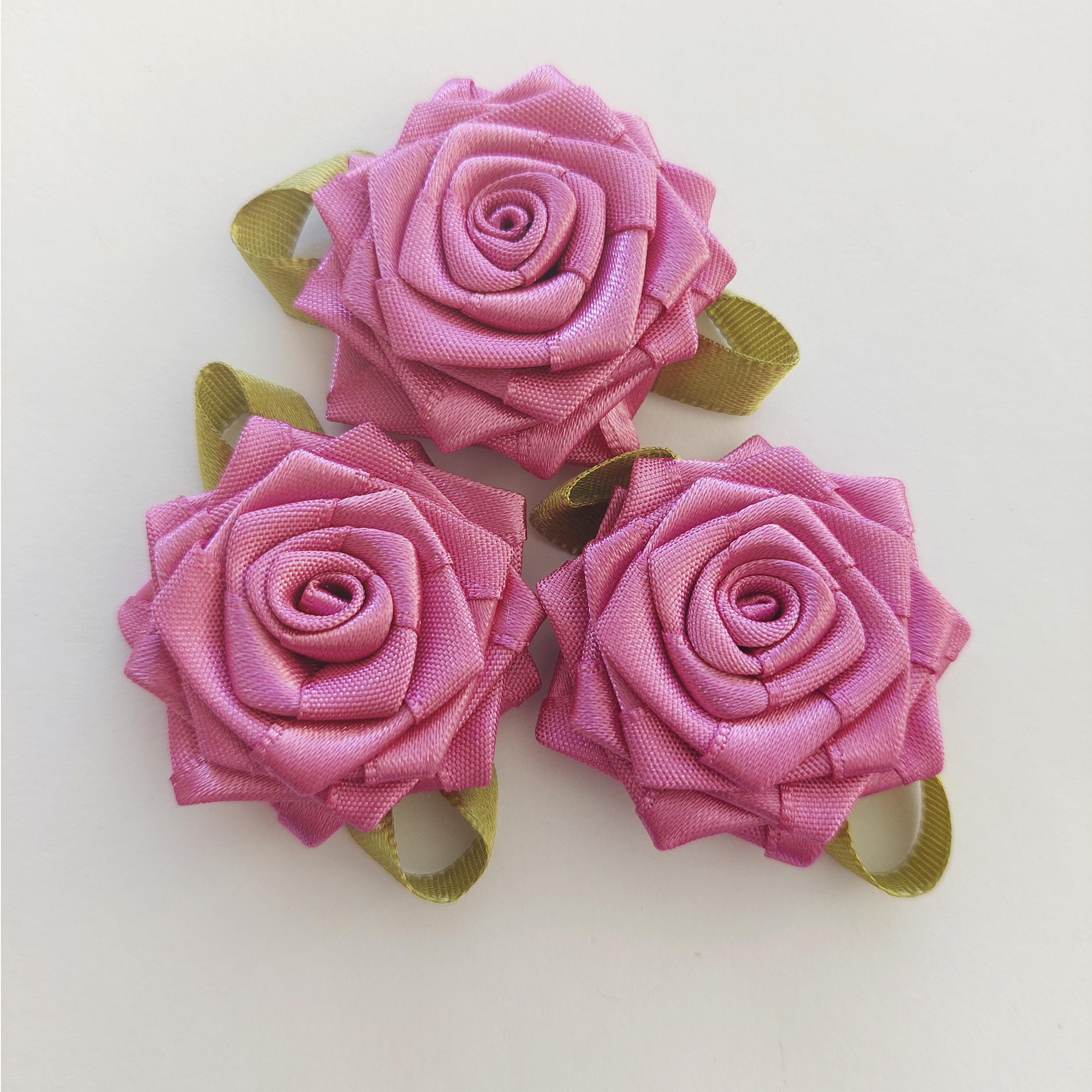 Miniflores de Cetim: Delicadeza em Detalhes Sutis - inspiração 2