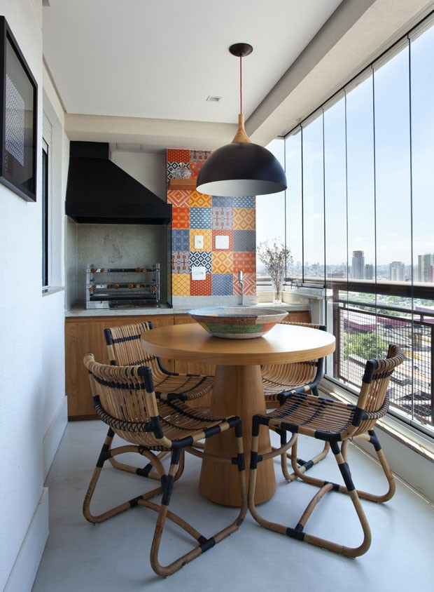 Varandas Pequenas com Toque Rústico: Conforto e Aconchego em Cada Detalhe - inspiração 2