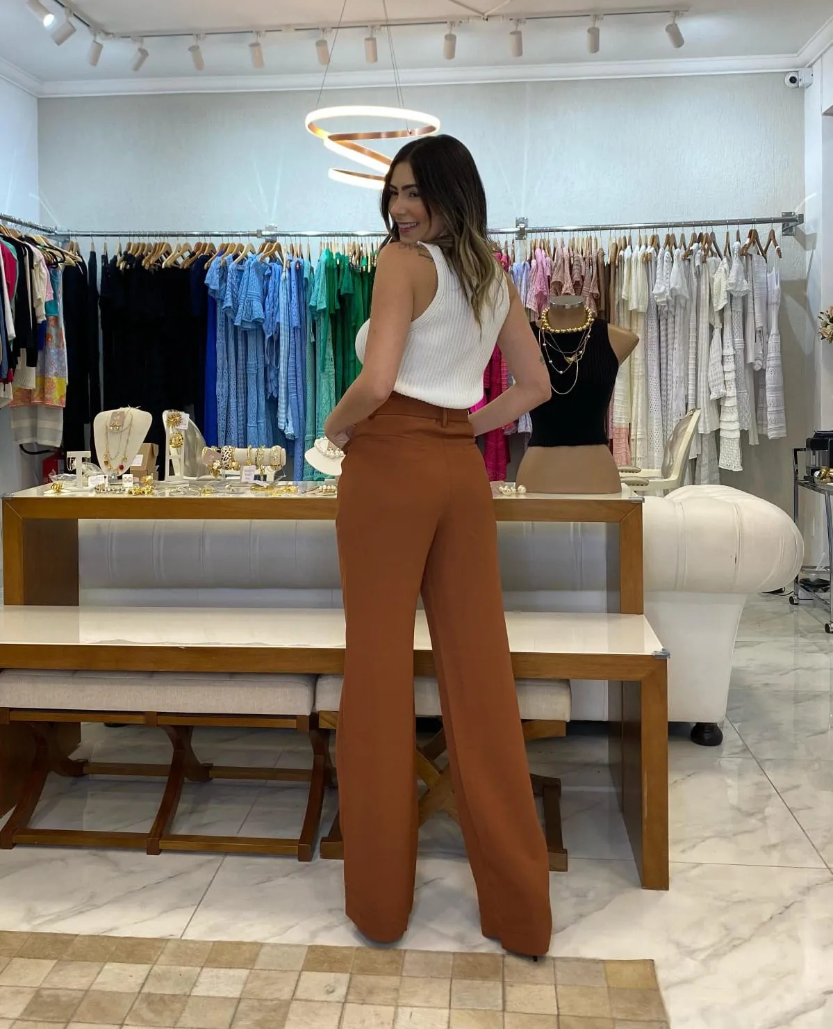 Alfaiataria Marrom com Camisa Branca: O Clássico Elegante que Nunca Falha - inspiração 1