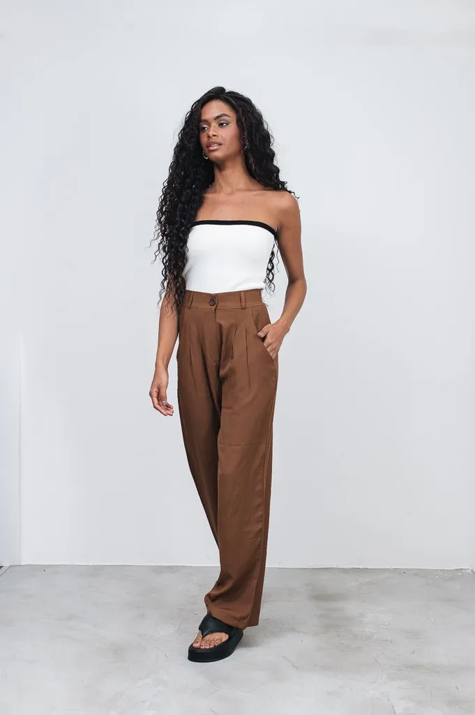 Toque Moderno: Calça Marrom com T-shirt Básica e Blazer Statement - inspiração 1