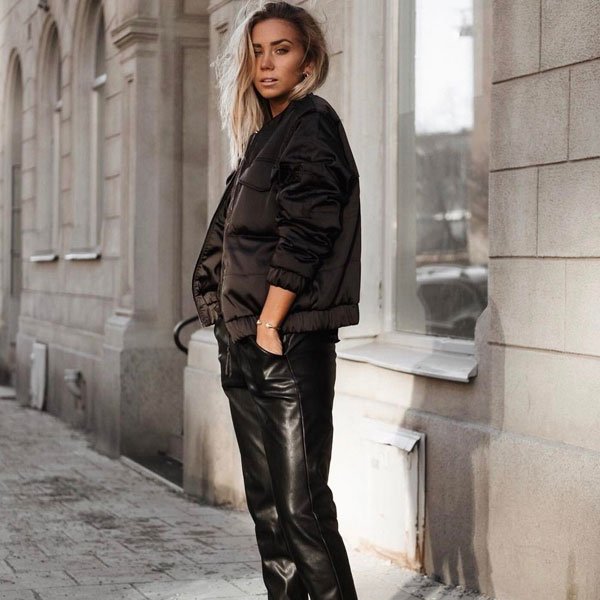 Calça de Couro + Tênis Branco: O Clássico Moderno - inspiração 2