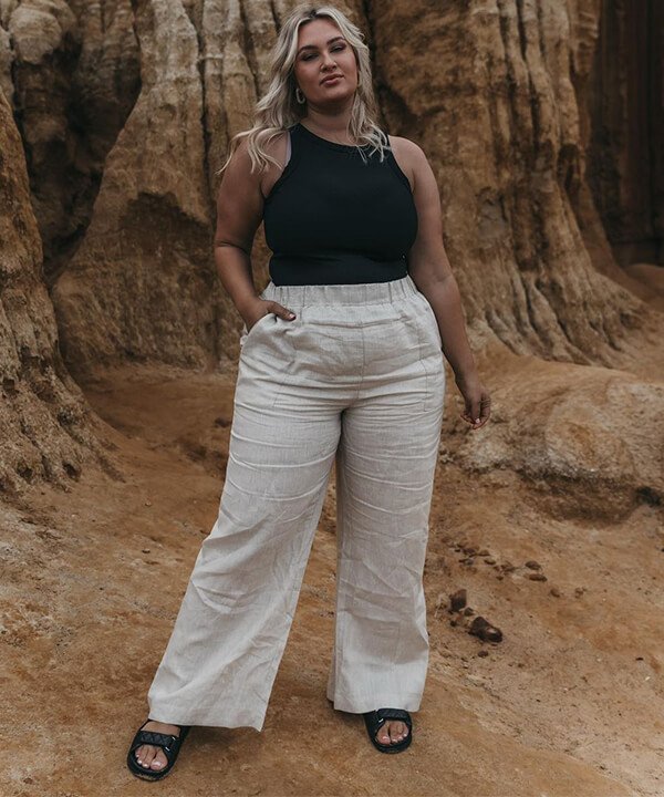 Moderninha com T-shirt Gráfica e Calça de Linho - inspiração 1