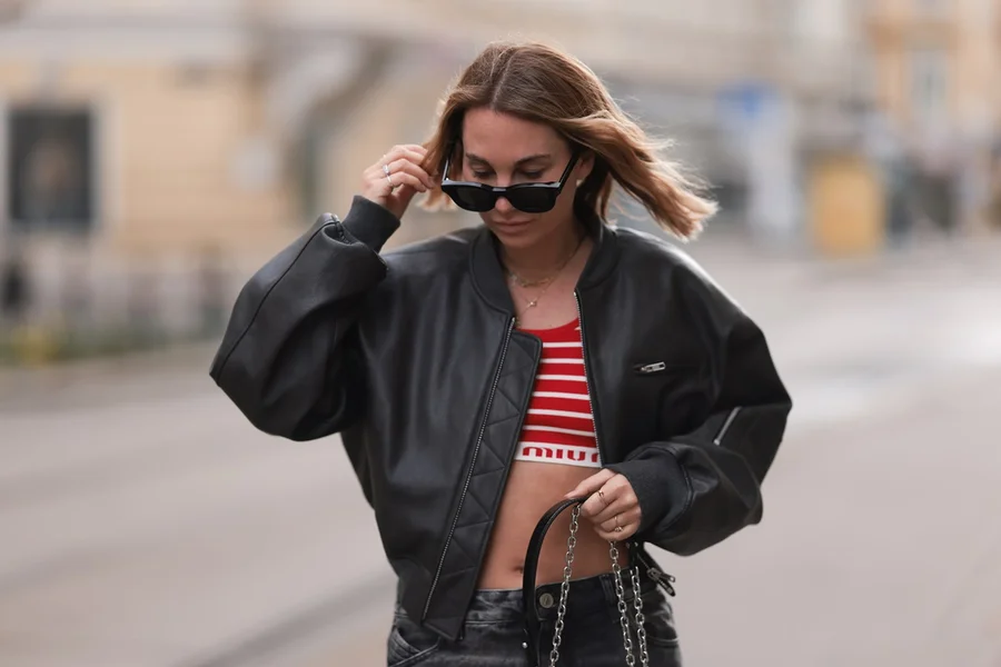 Para Sair à Noite: Glamour e Atitude com a Jaqueta Bomber - inspiração 2