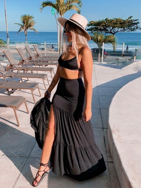 Minimalismo Elegante: Peças Lisas e Cores Neutras para Destaque - inspiração 2