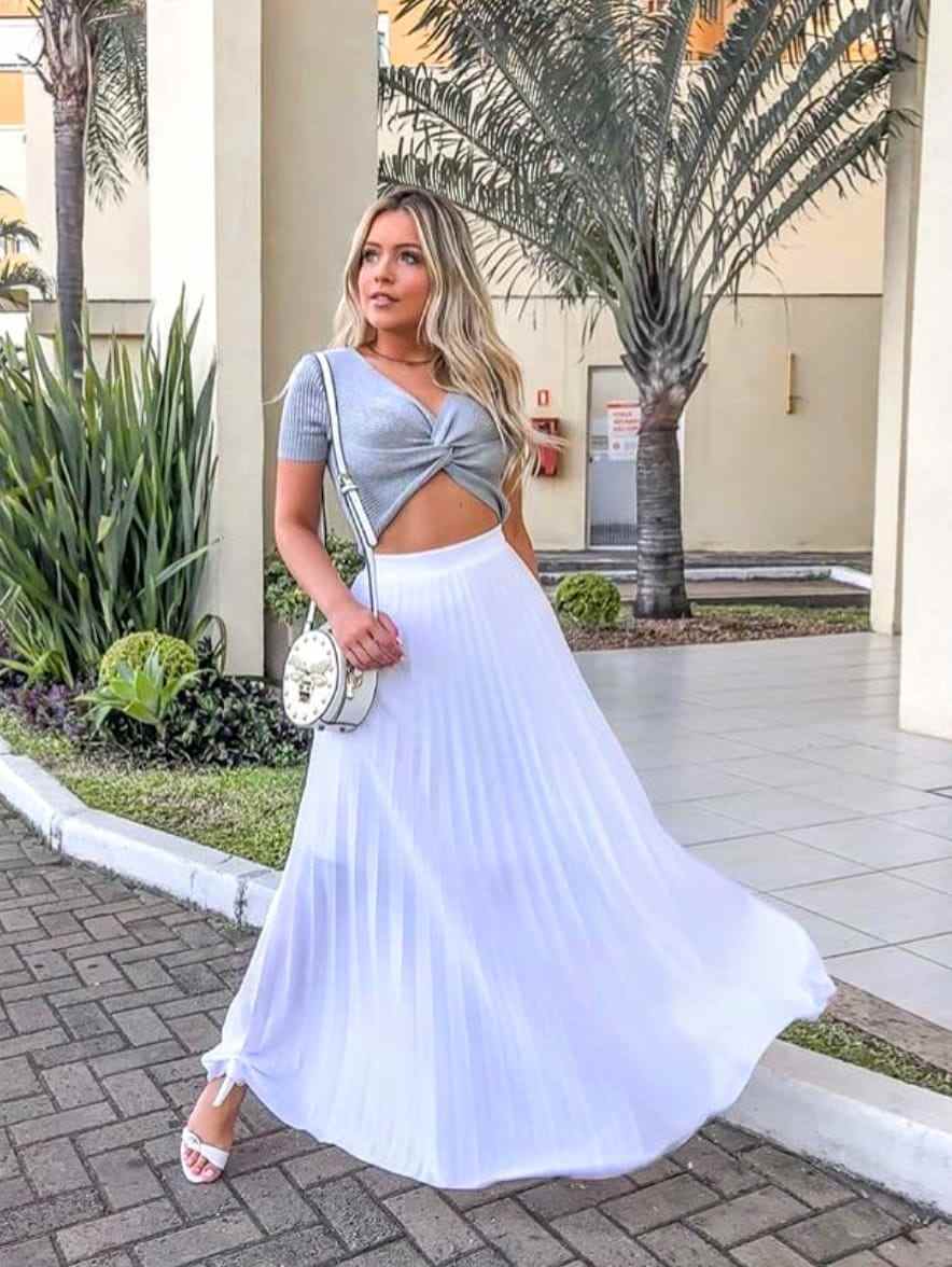 Despojado e Moderno: Saia Plissada com T-shirt - inspiração 1