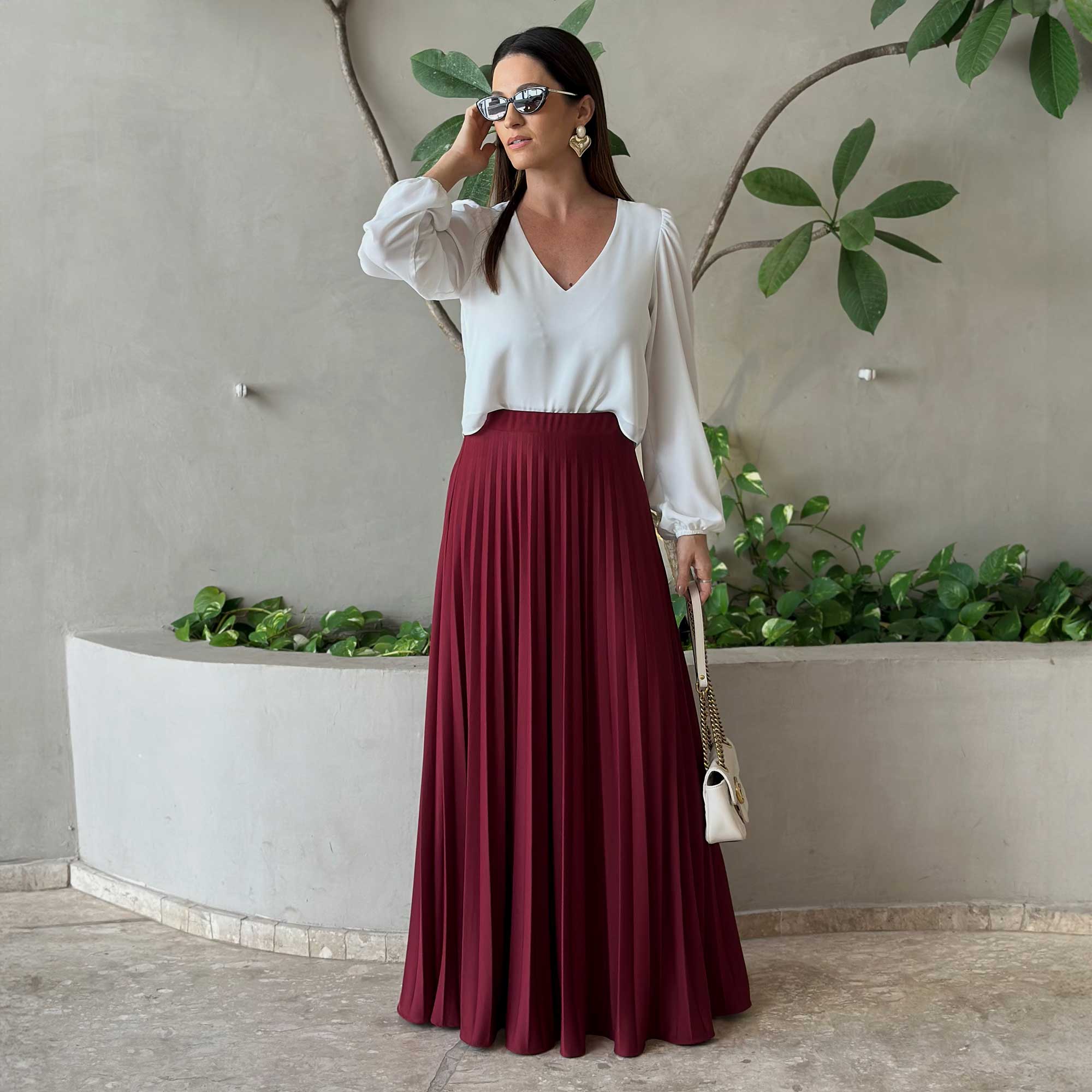 Elegância Descontraída: Tricôs Leves e Saia Plissada - inspiração 1