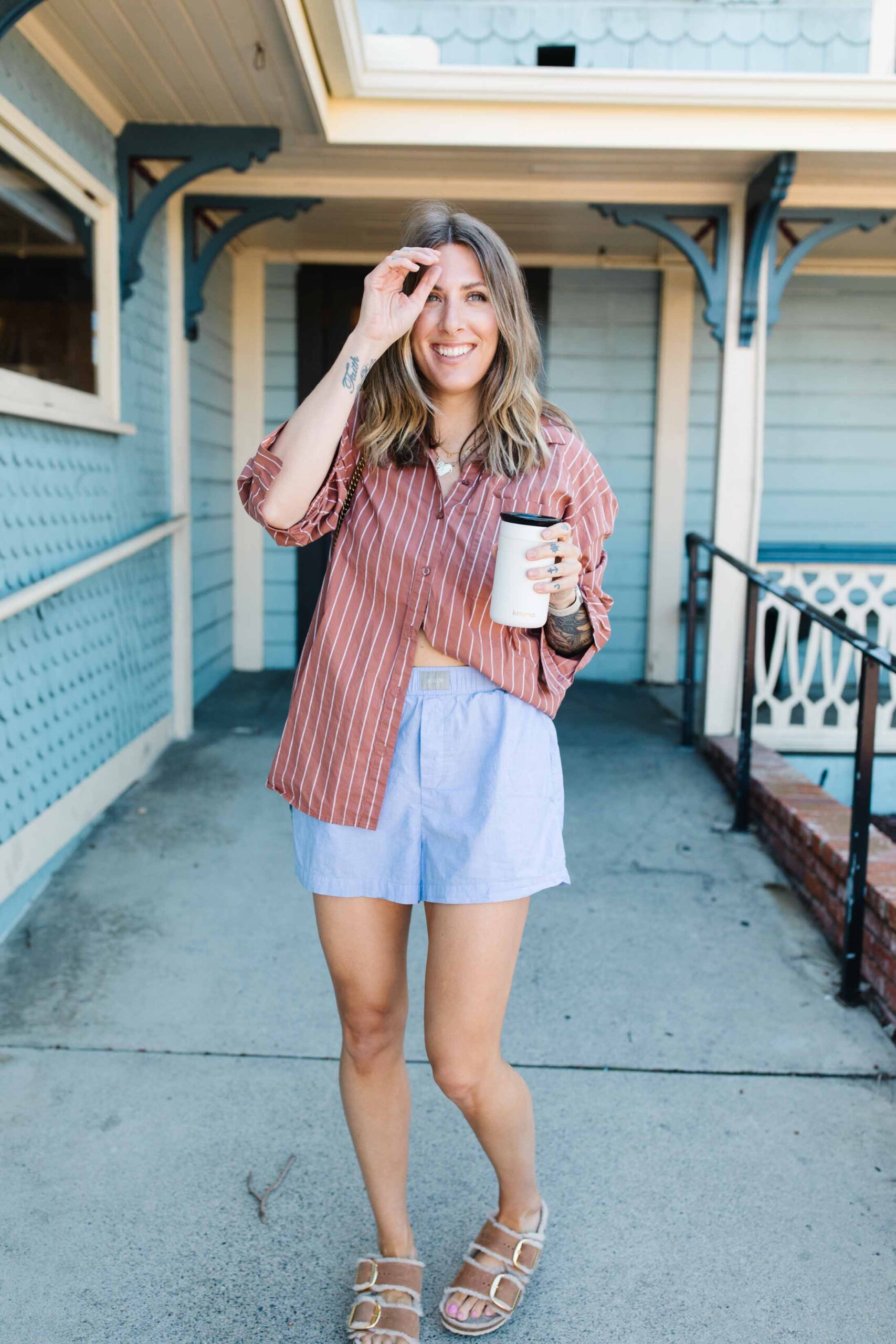 Short Boxer com Camisa Social: O Charme do Contraste Elegante - inspiração 1