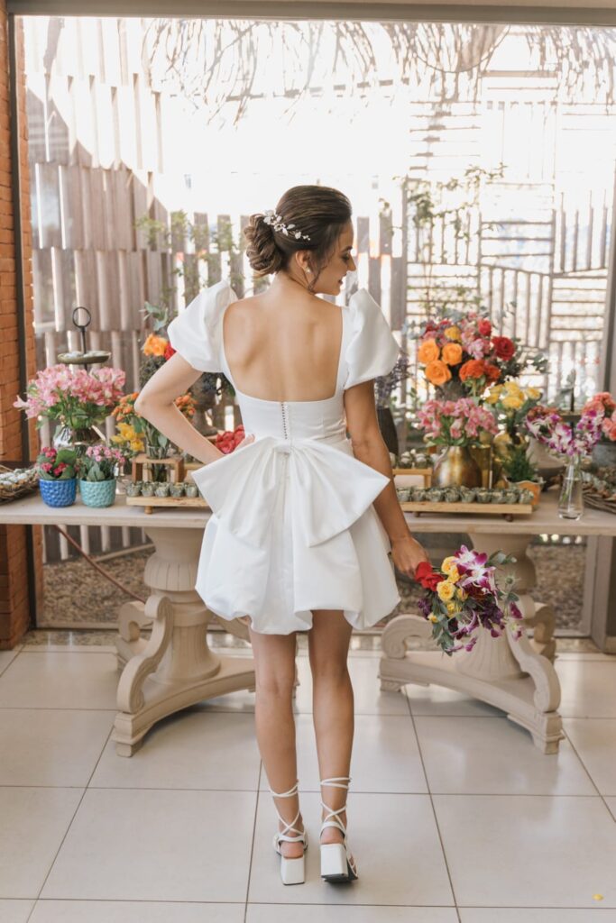 O véu e o vestido curto: uma união surpreendente e elegante. - inspiração 2