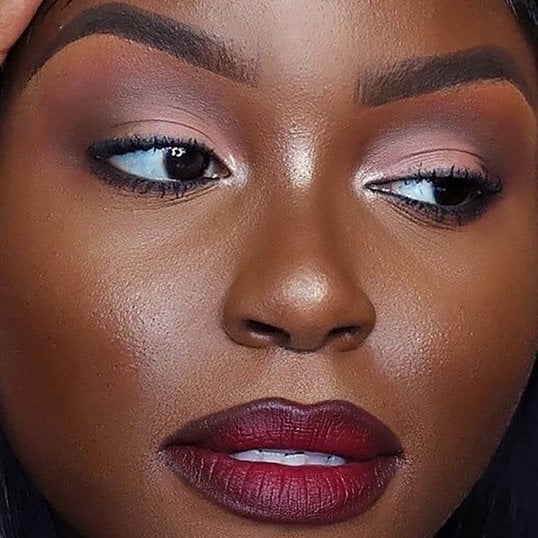 Maquiagem para Olhos e Lábios: Complementando sua Pele Uniformizada - inspiração 1