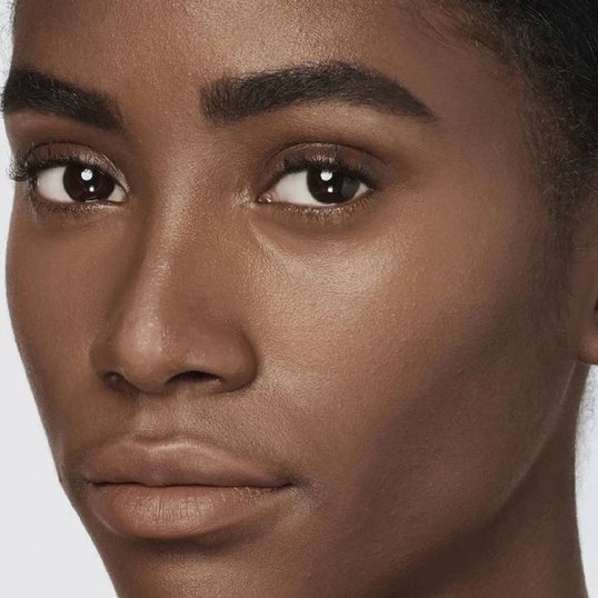 Olhos Marcantes: Delineados e Sombras que Duram - inspiração 1