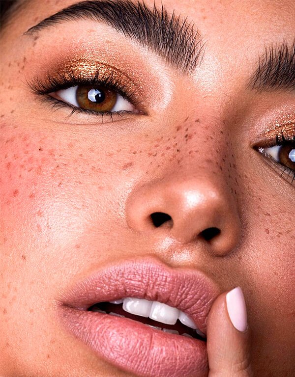 Olhos Expressivos: Destaque o Olhar Mantendo o Foco nas Sardas - inspiração 1