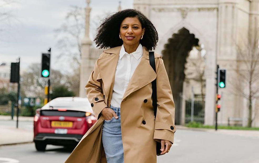 Elegância em Camadas: Trench Coat com Calça de Alfaiataria - inspiração 1