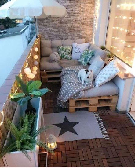 Estilo Praiano: Paletes Brancos e Almofadas Azuis - inspiração 1