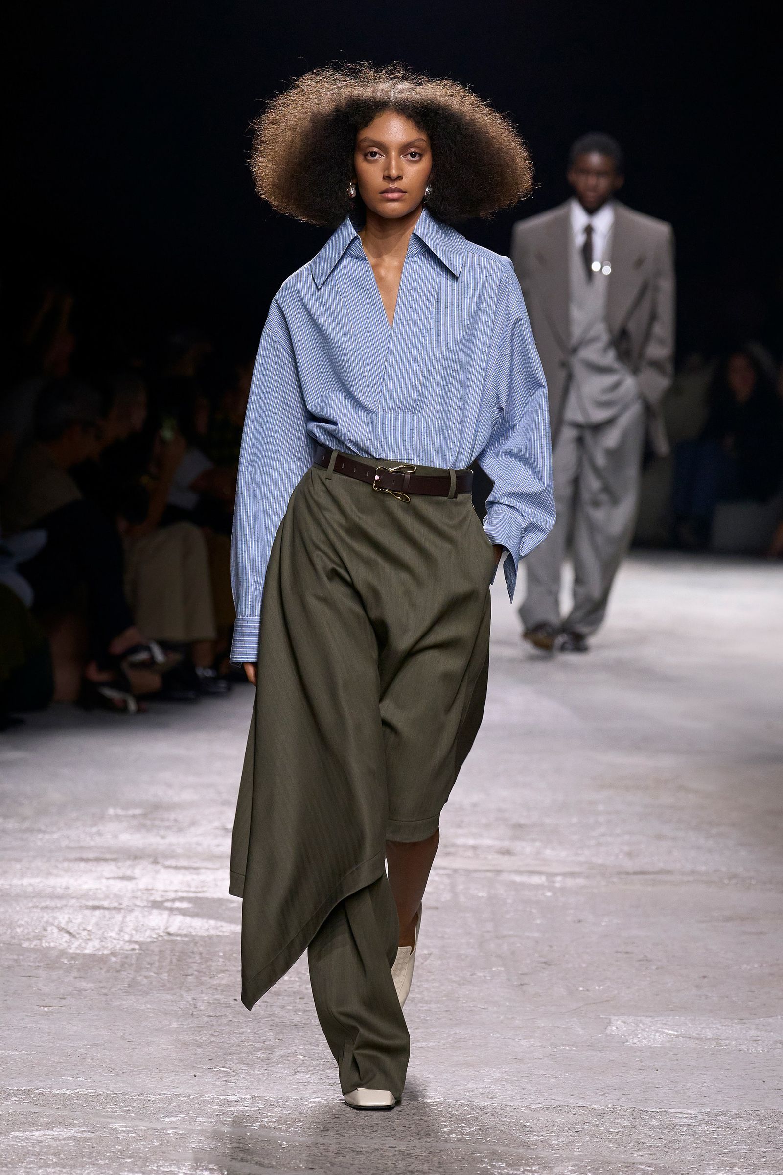 Acessórios Statement: Bolsas Escultóricas e Joias que Atraem Olhares - inspiração 1