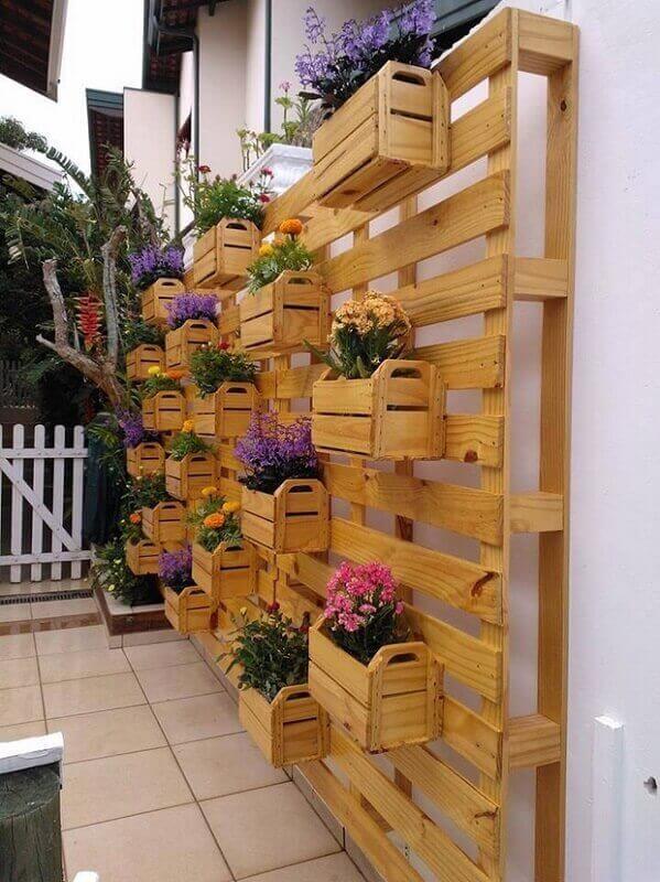 Decoração Charmosa para Varanda e Jardim Usando Paletes - inspiração 1