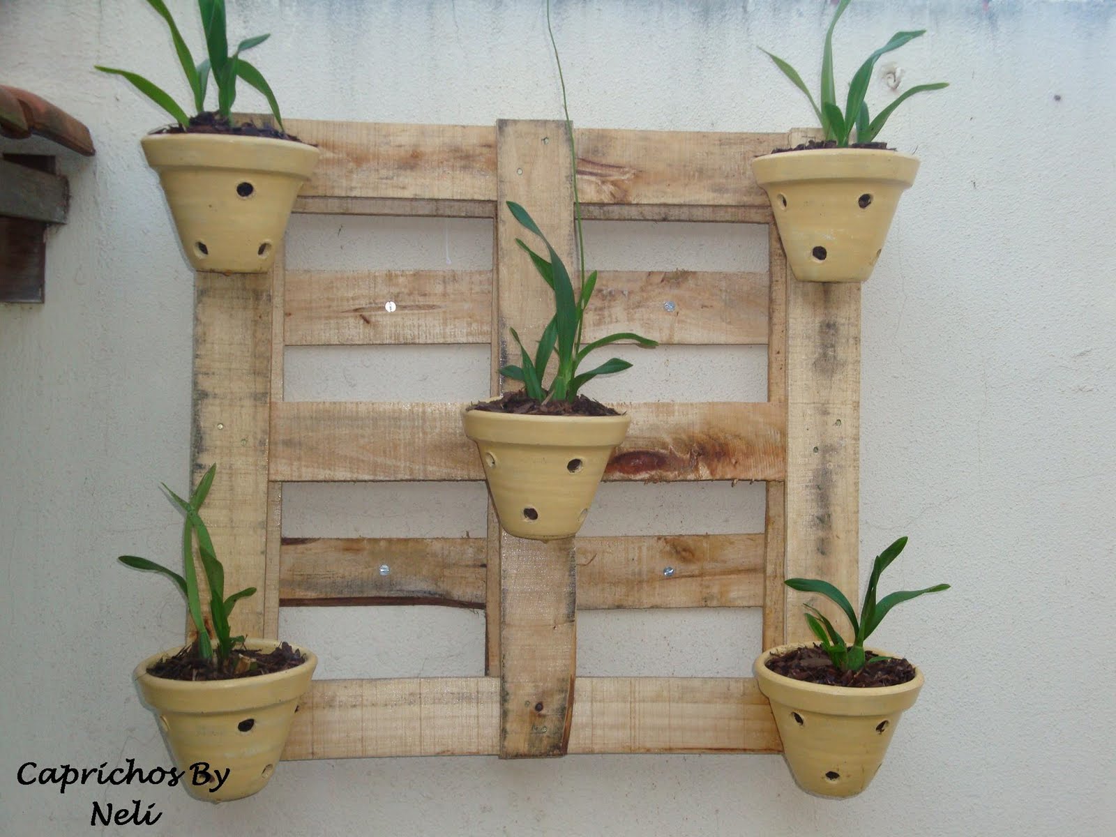 Área de Lazer Externa: Mesas, Cadeiras e Sofás de Paletes - inspiração 2