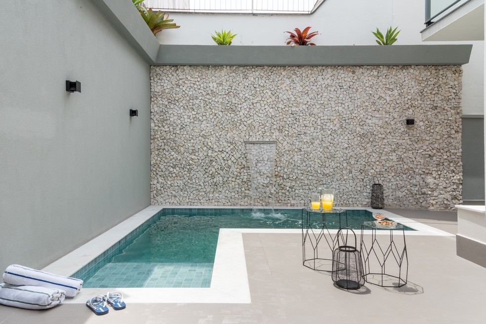 5 ideias de títulos:
1. Piscinas Pequenas 2026: As Cores Que Vão Dominar
2. Revestimentos Inovadores Para Sua Piscina Compacta
3. Como Criar um Oásis: Iluminação e Paisagismo em Piscinas Pequenas
4. Tendências de Bordas de Piscina Para Valorizar Seu Espaço
5. Pedra Natural vs. Porcelanato: Qual o Melhor Para Sua Piscina?