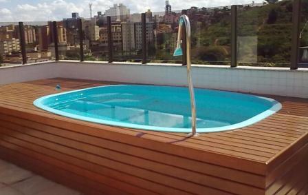 5 ideias de títulos:
1. Piscinas Pequenas 2026: As Cores Que Vão Dominar
2. Revestimentos Inovadores Para Sua Piscina Compacta
3. Como Criar um Oásis: Iluminação e Paisagismo em Piscinas Pequenas
4. Tendências de Bordas de Piscina Para Valorizar Seu Espaço
5. Pedra Natural vs. Porcelanato: Qual o Melhor Para Sua Piscina?