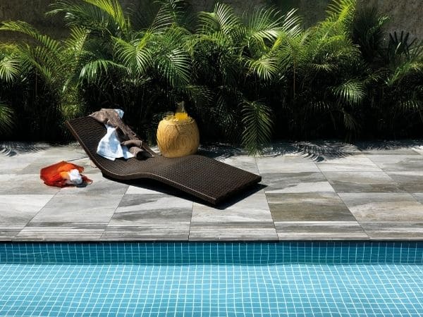 5 ideias de títulos:
1. Piscinas Pequenas 2026: As Cores Que Vão Dominar
2. Revestimentos Inovadores Para Sua Piscina Compacta
3. Como Criar um Oásis: Iluminação e Paisagismo em Piscinas Pequenas
4. Tendências de Bordas de Piscina Para Valorizar Seu Espaço
5. Pedra Natural vs. Porcelanato: Qual o Melhor Para Sua Piscina?