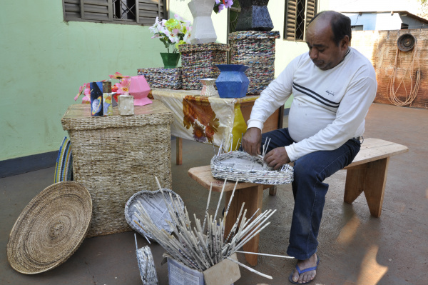 Tutorial Completo: Como Fazer Flores de Papel com Páginas de Livro