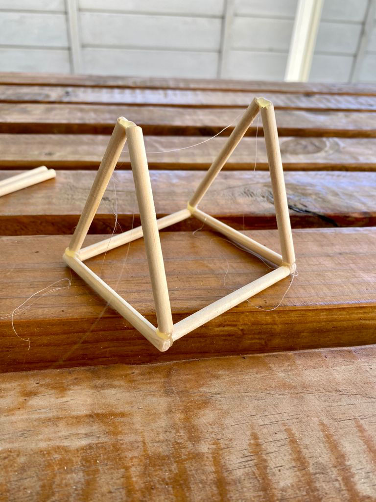 Como Fazer um Mural de Fotos Criativo com Palitos de Espeto