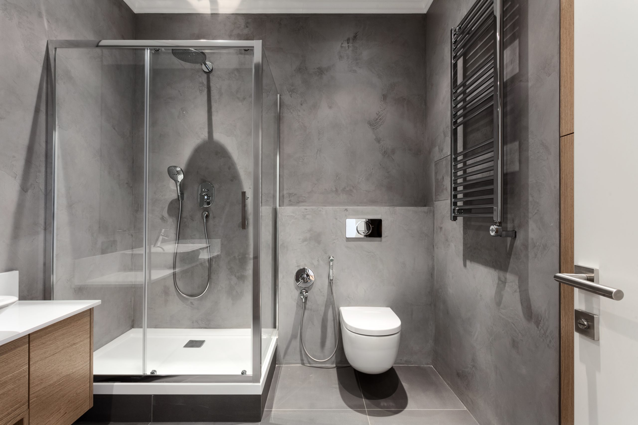 5 ideias para transformar seu banheiro com concreto: Do industrial ao minimalista; Como usar cimento queimado no box do banheiro: Guia completo; Cubas de concreto artesanais: O toque de luxo que seu lavabo precisa; Metais pretos e grafite: A combinação perfeita para banheiros de concreto; Elementos naturais no banheiro de concreto: Traga aconchego e sofisticação.