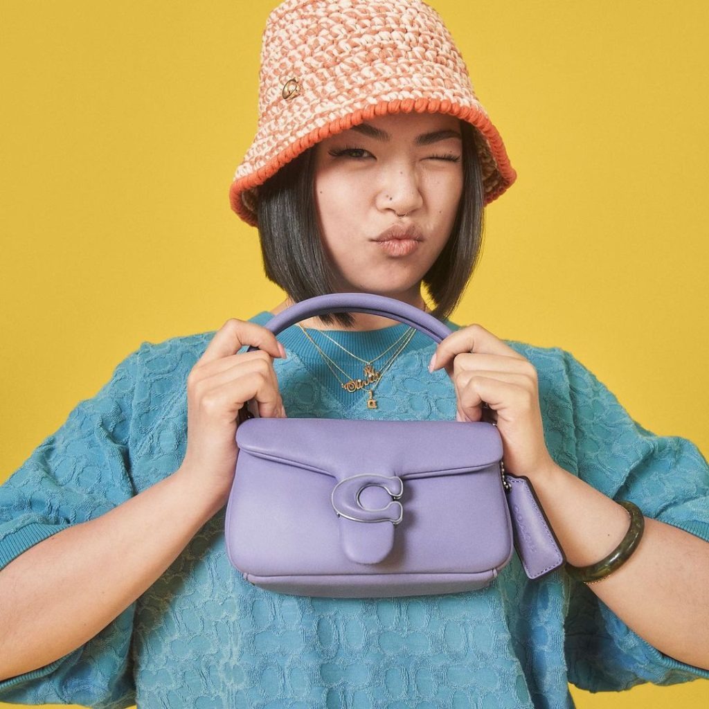 5 ideias de títulos:
1. Guia Completo: Como Escolher a Bolsa de Couro Perfeita
2. As Melhores Marcas de Bolsas de Couro de Luxo no Brasil
3. Bolsas de Couro Artesanais: O Charme do Feito à Mão
4. Tendências em Bolsas de Couro: Modelos que Você Precisa Conhecer
5. Cuidados Essenciais para Manter sua Bolsa de Couro Sempre Nova