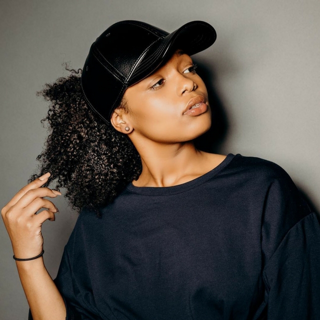 Penteados Criativos com Boné para Cabelos Cacheados e Crespos