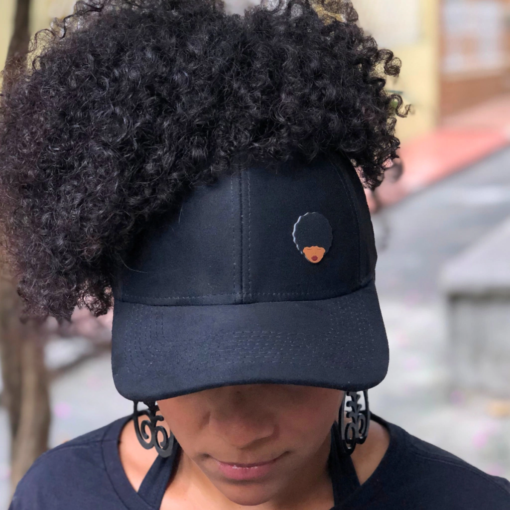 Mitos e Verdades: Usar Boné Diariamente Prejudica o Cabelo Cacheado?