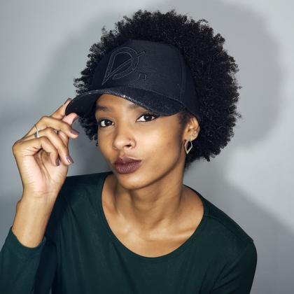 bone cabelo cacheado