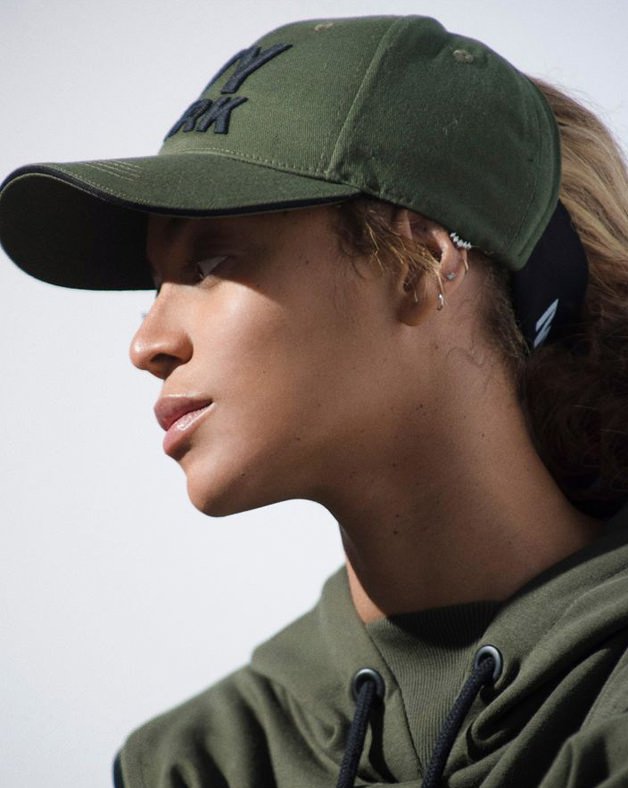 Viseira ou Boné: Qual o Melhor para Proteger Seus Cachos do Sol?