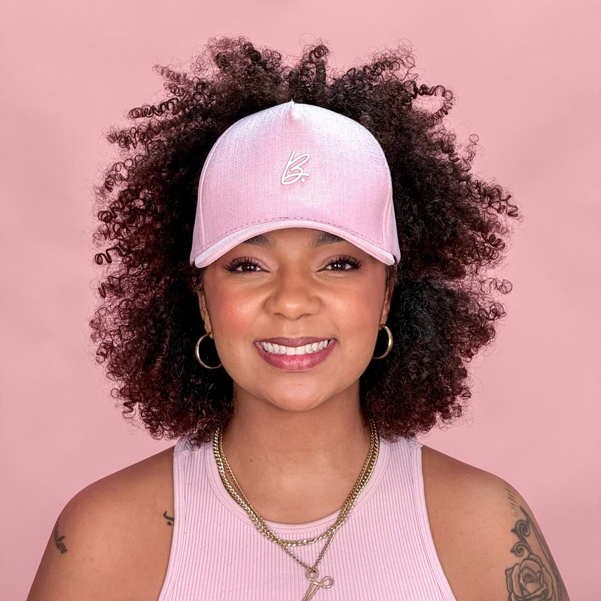 Mitos e Verdades: Usar Boné Diariamente Prejudica o Cabelo Cacheado?