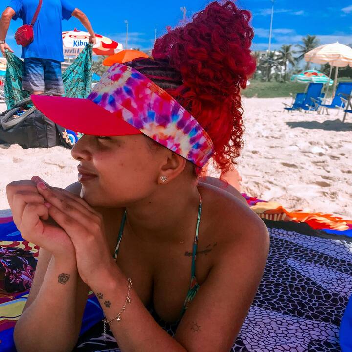 bone cabelo cacheado