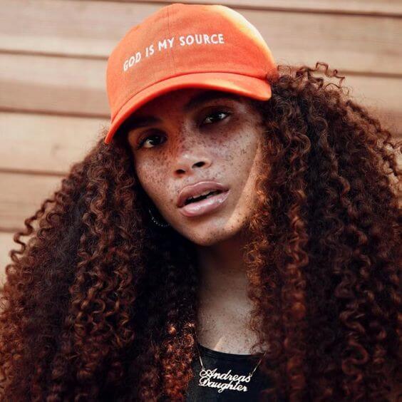 Boné de Cetim: O Segredo para Cachos Definidos e Sem Frizz