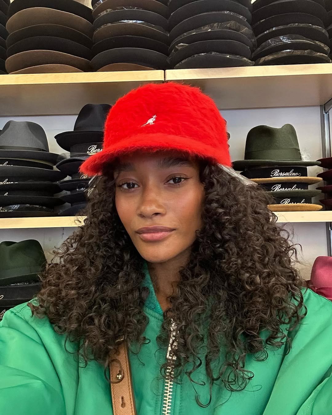 Boné de Cetim: O Segredo para Cachos Definidos e Sem Frizz