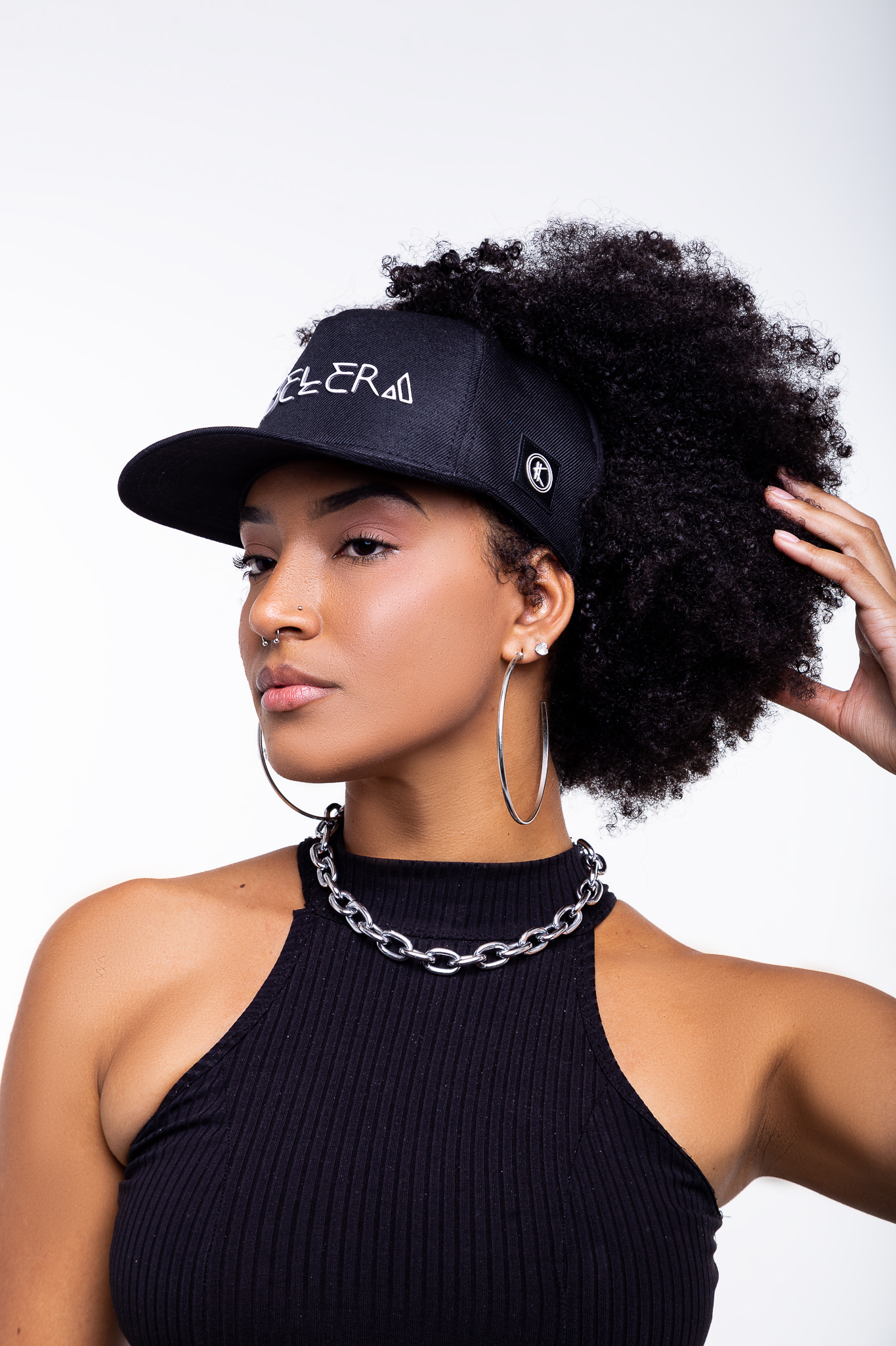 Viseira ou Boné: Qual o Melhor para Proteger Seus Cachos do Sol?