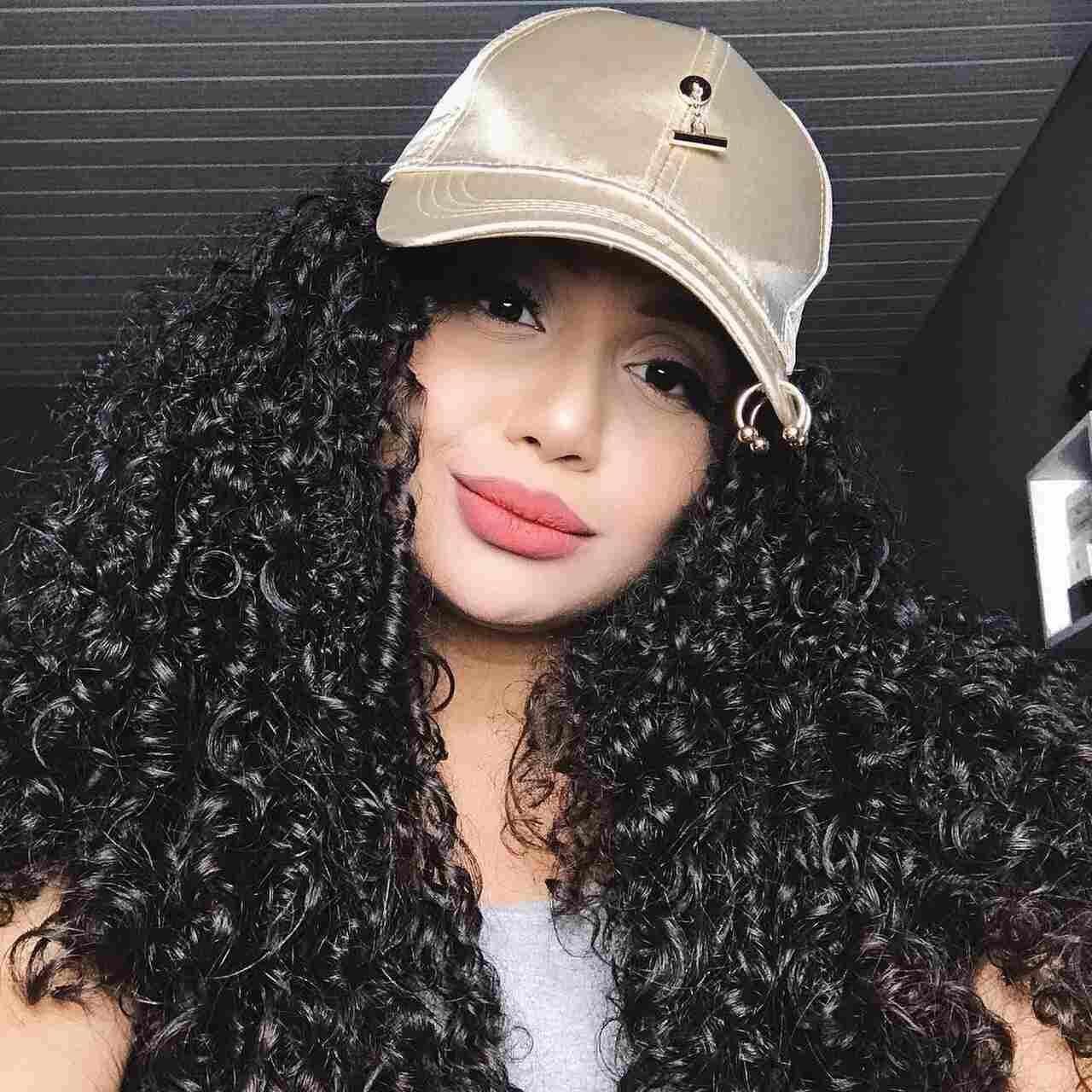 Mitos e Verdades: Usar Boné Diariamente Prejudica o Cabelo Cacheado?