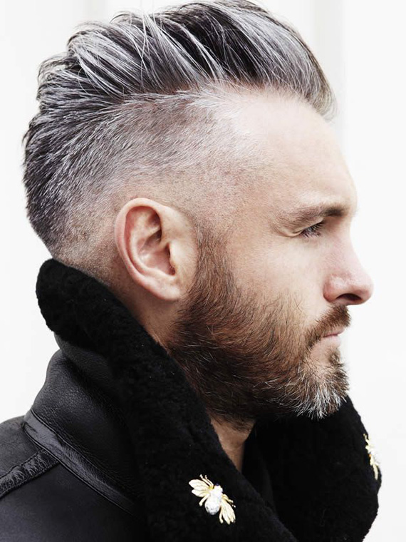 5 ideias de títulos:
1. Os Cortes de Cabelo Masculinos dos Anos 40 que Estão Voltando com Tudo
2. Como Recriar o Estilo Slick Back dos Anos 40 Hoje
3. Crew Cut: A História e o Estilo do Corte Militar dos Anos 40
4. Pompadour Clássico: O Volume Controlado dos Anos 40
5. Guia Completo: Penteados Masculinos Anos 40 para Eventos e Dia a Dia