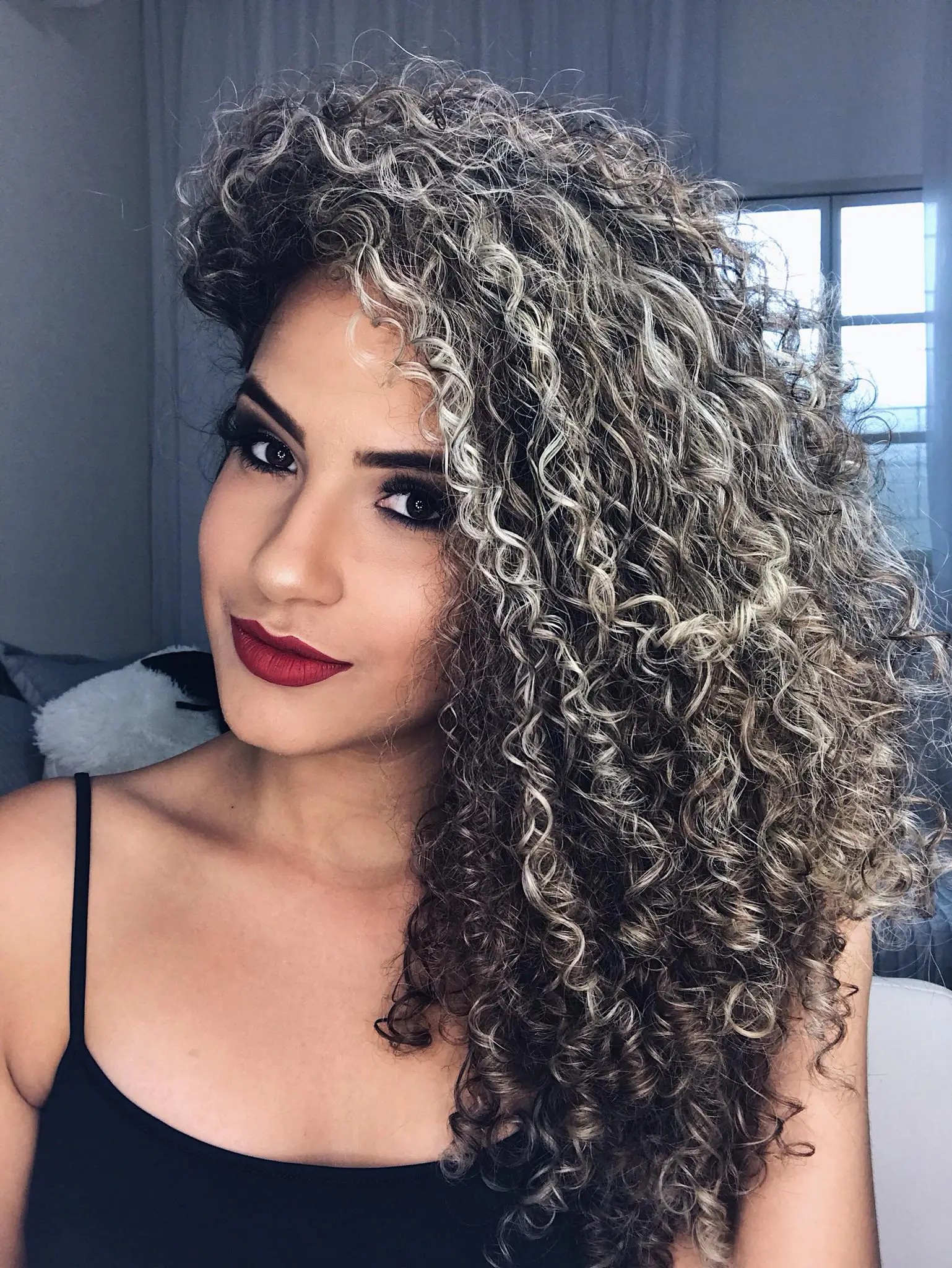 cabelo cacheado com luzes platinada