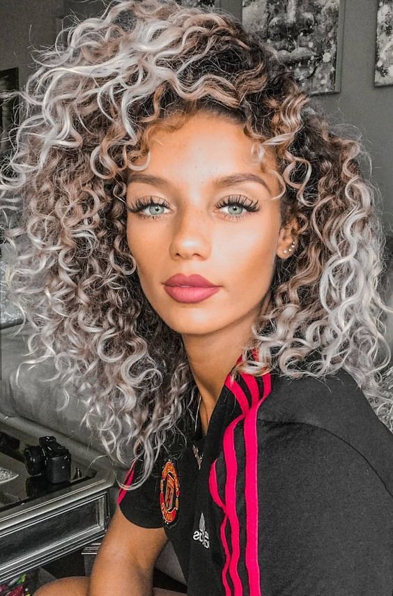 como cuidar de cabelo cacheado com luzes platinadas em casa