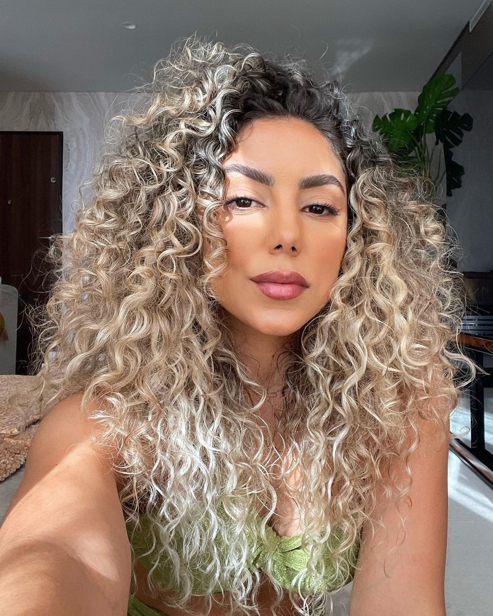 erros comuns ao platinar cabelo cacheado