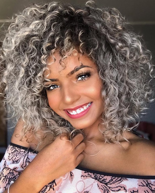 como cuidar de cabelo cacheado com luzes platinadas em casa