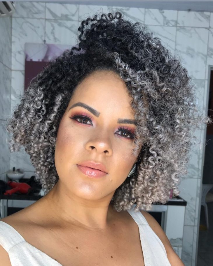 cabelo cacheado com luzes platinada