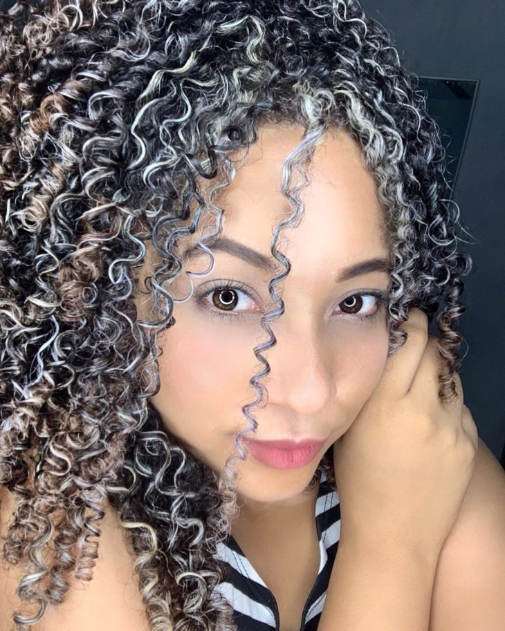 luzes platinadas em cabelo cacheado vs. cabelo liso