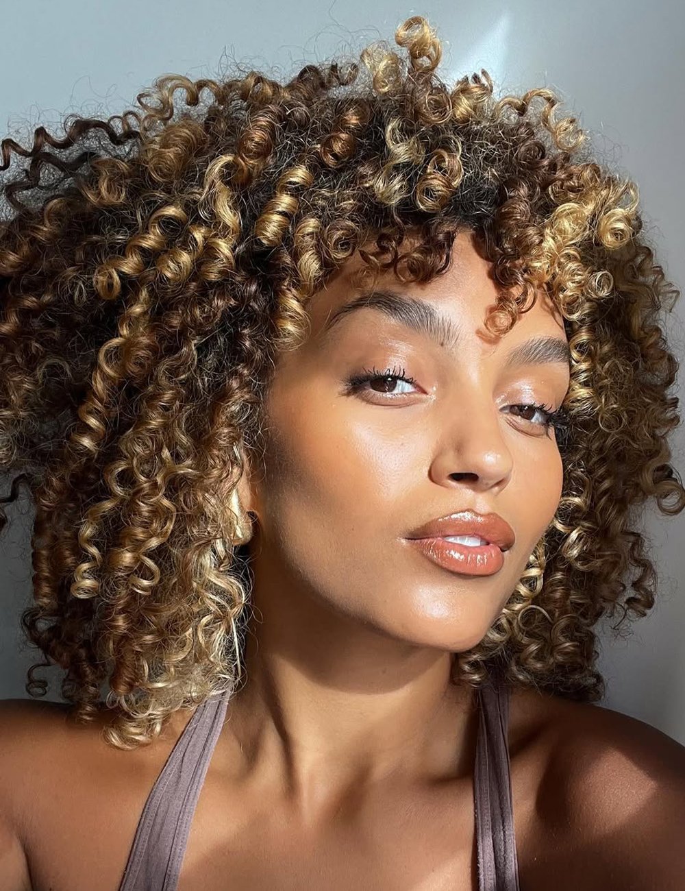 fotos cabelo cacheado curto com luzes inspiração