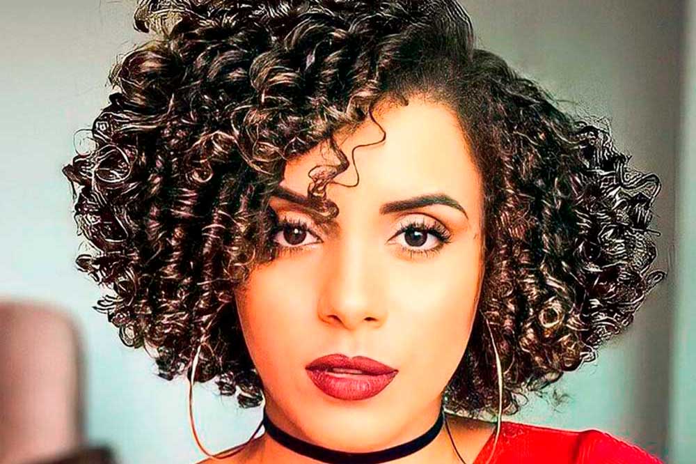 fotos cabelo cacheado curto com luzes inspiração